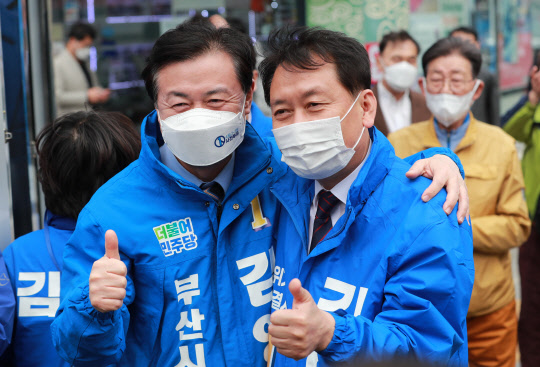 4·7 부산시장 보궐선거 더불어민주당 김영춘 후보가 1일 오후 부산 서구 충무동 사거리에서 열린 집중유세에서 이광재 의원과 지지를 호소하고 있다. <연합뉴스>